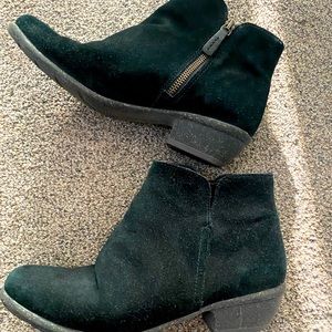 Women Clark’s black suede booties excellent condition size 8.5 wide